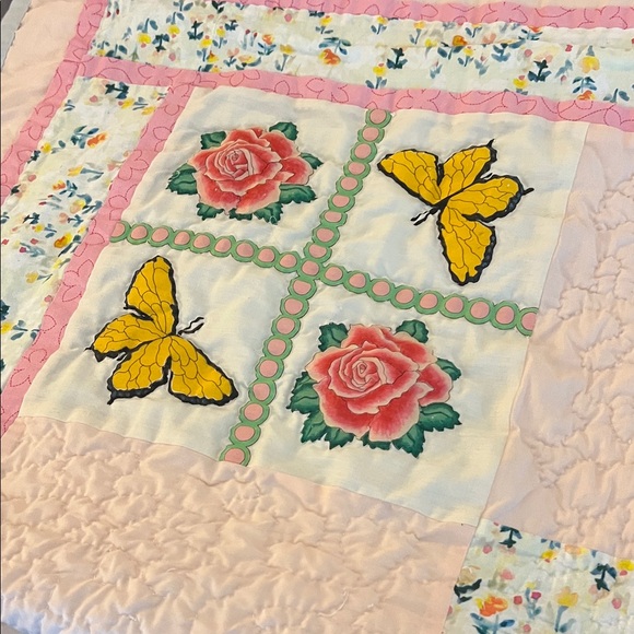 Beautiful Floral and Butterfly Quilt - Picture 10 of 11